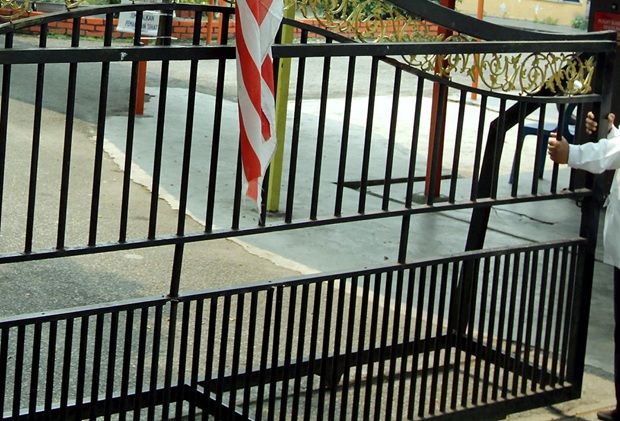 School's decision to shut main gate every morning helps curb truancy ...