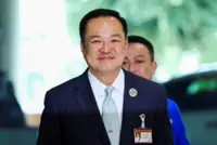 Thai PM gathers tycoons for talks