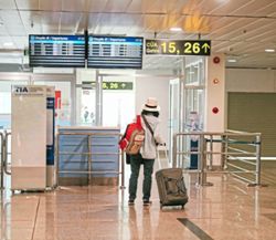Young travellers go on 'microtrips' to maximise limited time off from work