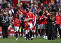 Soccer-Fernandes equals assist record as Man Utd win, Euro chasers stumble