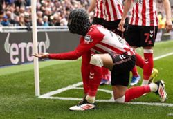Soccer-Spider-Man Le Fee fires Sunderland into European contention with win at Everton