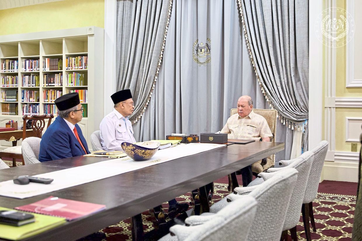 The meeting came a day after Anwar warned that a snap election could be held if cracks continue to form within the unity government.