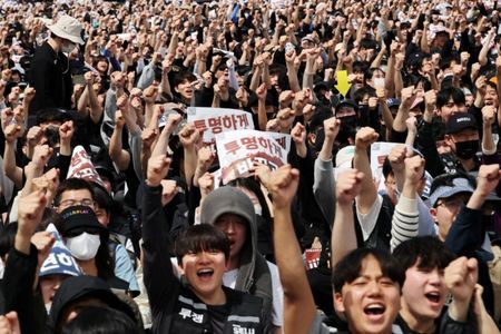 The two sides are under mounting pressure to avert an imminent strike that threatens to hurt the Korean economy and chip production, but remained far apart during the government-mediated pay talks on Monday.