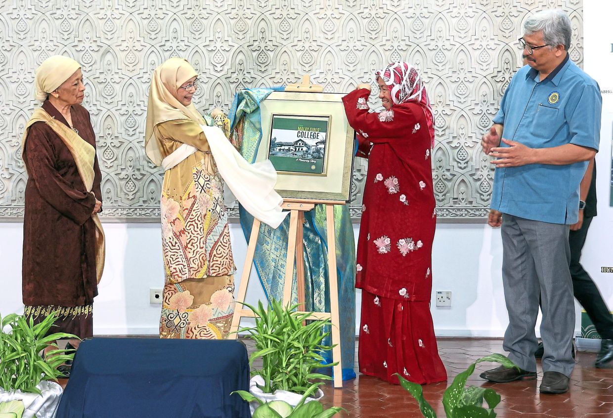 Dr Wan Azizah (second from left) together with Sharifah Maimunah (second from right), Asma (left) and Malaysian Historical Society executive board deputy chairman Prof Dr Mohd Samsudin (right) at the book launch.