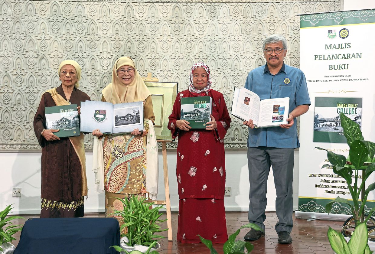 Dr Wan Azizah (second from left) together with Sharifah Maimunah (second from right), Asma (left) and Malaysian Historical Society executive board deputy chairman Prof Dr Mohd Samsudin (right) at the book launch.