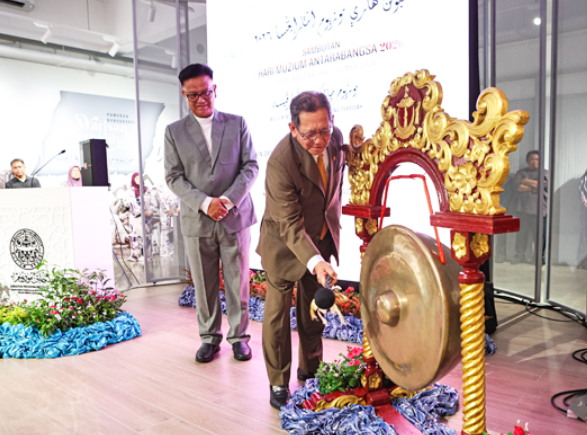 Dato Seri Setia Awang Suyoi officiating the launch as Acting Director of Museums Rosli Halus looks on. - BB