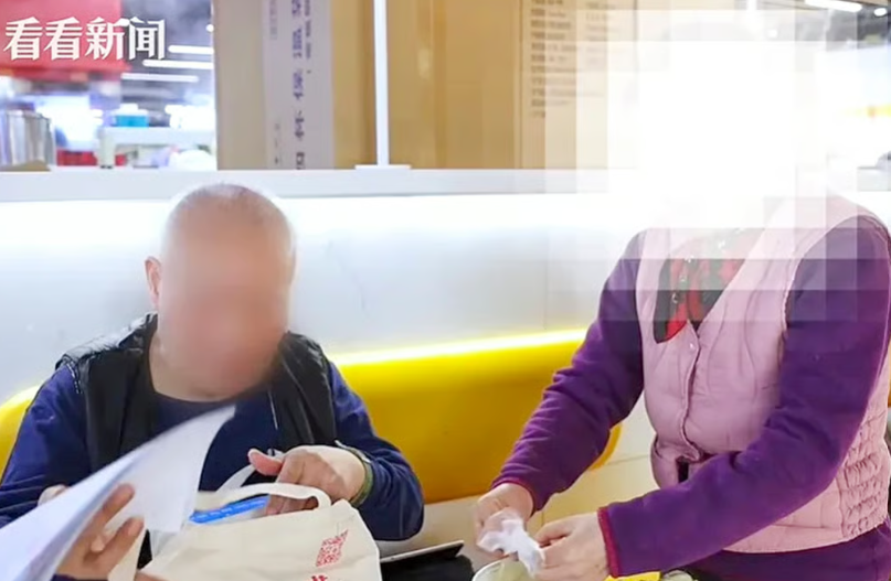 Qiangming (left) photographed with the nanny he met while living in the supermarket. - QQ.com