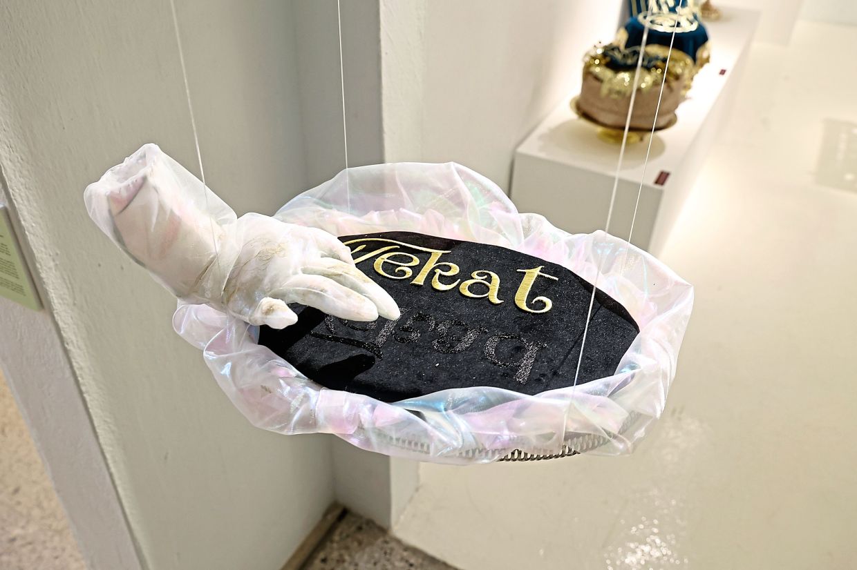 Xeem Noor’s textile and fibre sculpture 'Tekat Dengan Tekad' reflects on the determination (tekad) needed to master tekat.