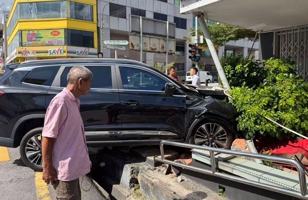 A 37-year-old man lost control of his vehicle, colliding with an entertainment outlet building on Tuesday (May 19).