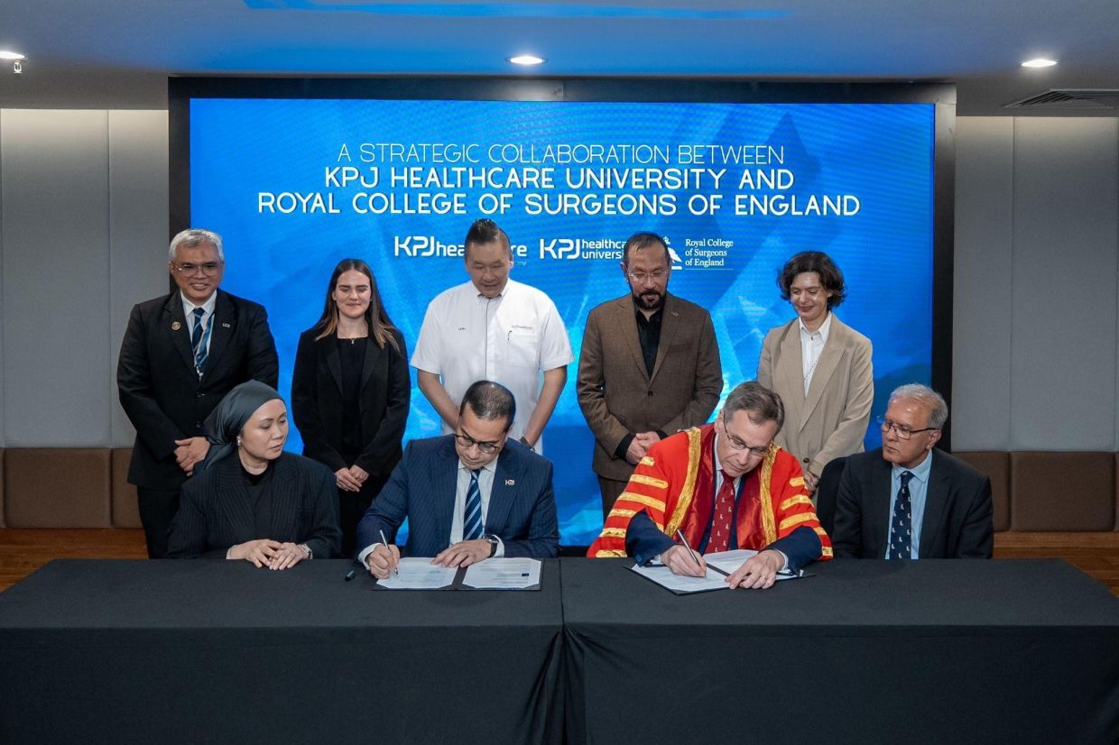 KPJ Healthcare group allied and retail health operations chief operating officer Dr Nik Fawaz Nik Abdul Aziz (seated, second from left) signing the MoU with Mitchell (seated, second from right). Witnessing the event are Mizarina (seated, left), Royal College of Surgeons of England council member Prof Naeem Soomro (seated, right) and other representatives from the KPJ Group and Royal College of Surgeons of England.