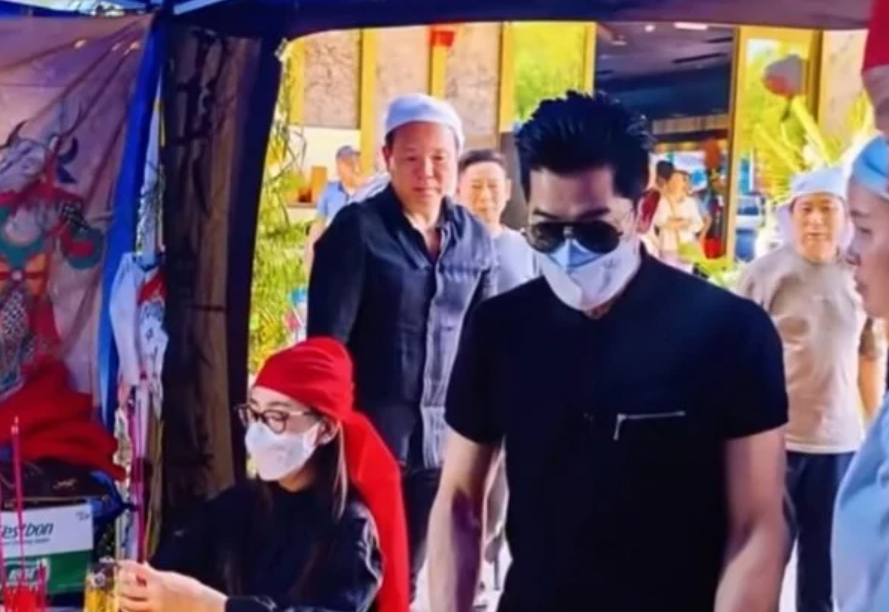 Photos posted on social media showed the pair arriving at the venue dressed in subdued attire, both wore a black top and donned a face mask.