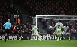 Soccer-Manchester City's title hopes extinguished with draw at Bournemouth
