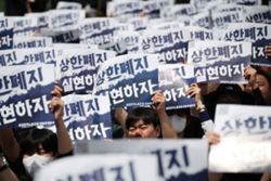 Samsung Elec, union resume pay talks one day ahead of strike deadline