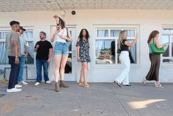 'Tall Tour' in US brings together hundreds of very tall people for meet-ups