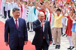 How did Putin and Trump's visits to China compare?
