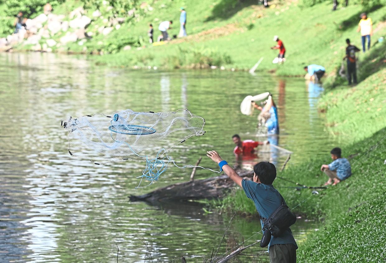 Participants trying their hand at catching invasive fish such as ‘ikan bandaraya’ at Tasik Pandan Perdana. 