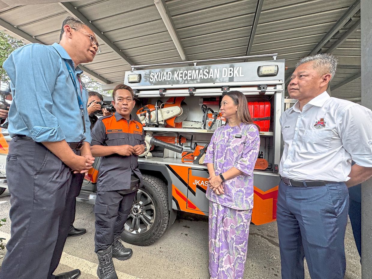 Yeoh and Fadlun (third and fourth from left) being shown equipment used by DBKL’s Emergency Squad.