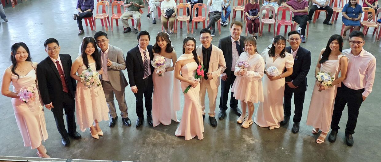 Happiest day: Seven couples took part in the mass wedding registration at the Ipoh Chinese Chin Woo Athletic Association hall in Ipoh, Perak.