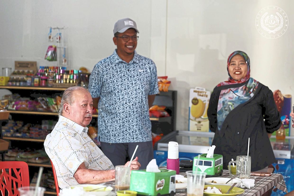 Orang ramai yang sedang menikmati sarapan pagi di Midway Hentian Rehat dan Rawat Dusun Panti, Kota Tinggi, bagaikan tidak percaya dengan keberangkatan KDYMM SPB Yang di-Pertuan Agong Sultan Ibrahim pada hari ini (20 Mei).Seri Paduka Baginda turut berkenan menikmati santapan pagi menu lontong.— Pic from Sultan Ibrahim's Facebook page