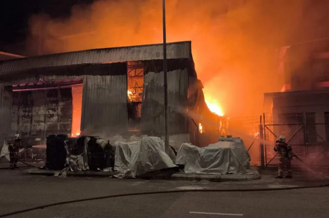 A timber factory in Taman Putra Perdana, Puchong was destroyed in a fire early Thursday (May 21) morning.