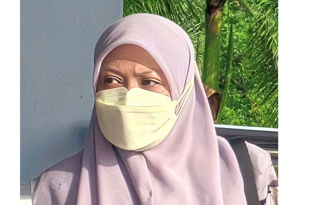A 41-year-old government school teacher has claimed trial in the Sessions Court Seremban to five sexual offence char­ges involving her 14-year-old student.
