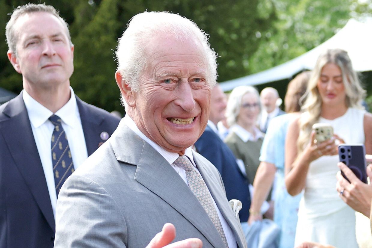 Witnesses said the seagull’s poop hit the back of the King’s jacket, its splatter also striking those around him.