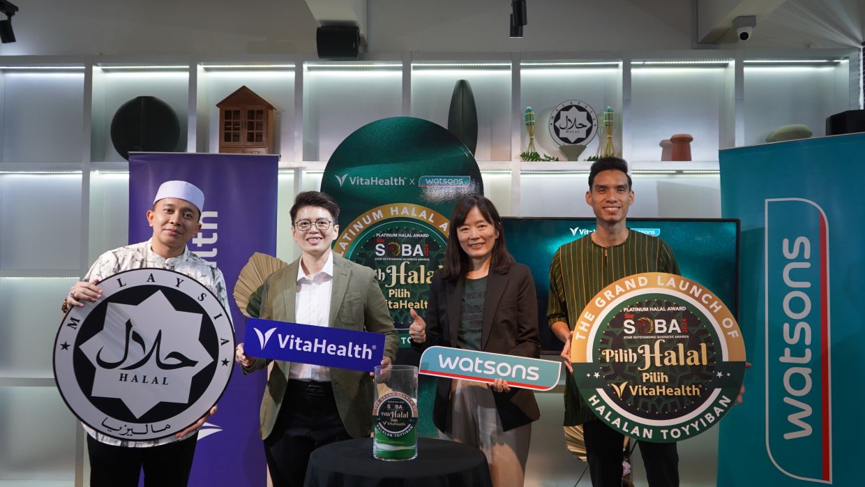 (From left) Islamic preacher Muallim Muda Shamsul Aiman, Dr. KS Beh (CEO of VitaHealth Malaysia & Singapore), Foo Hwei Jiek (Trading Director of Watsons Malaysia), and Kelantanese Dikir Barat singer Mohamad Hafizzudin Md Yusof at the launch “Pilih Halal, Pilih VitaHealth”.