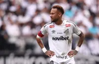 Soccer-Neymar suffers calf injury but expected to join Brazil camp ahead of World Cup