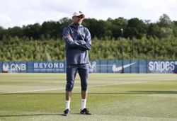 Soccer-Arsenal are world's best when out of possession, says PSG boss Luis Enrique