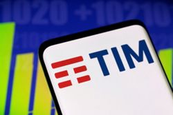 Telecom Italia concludes savings share conversion ahead of Poste's bid