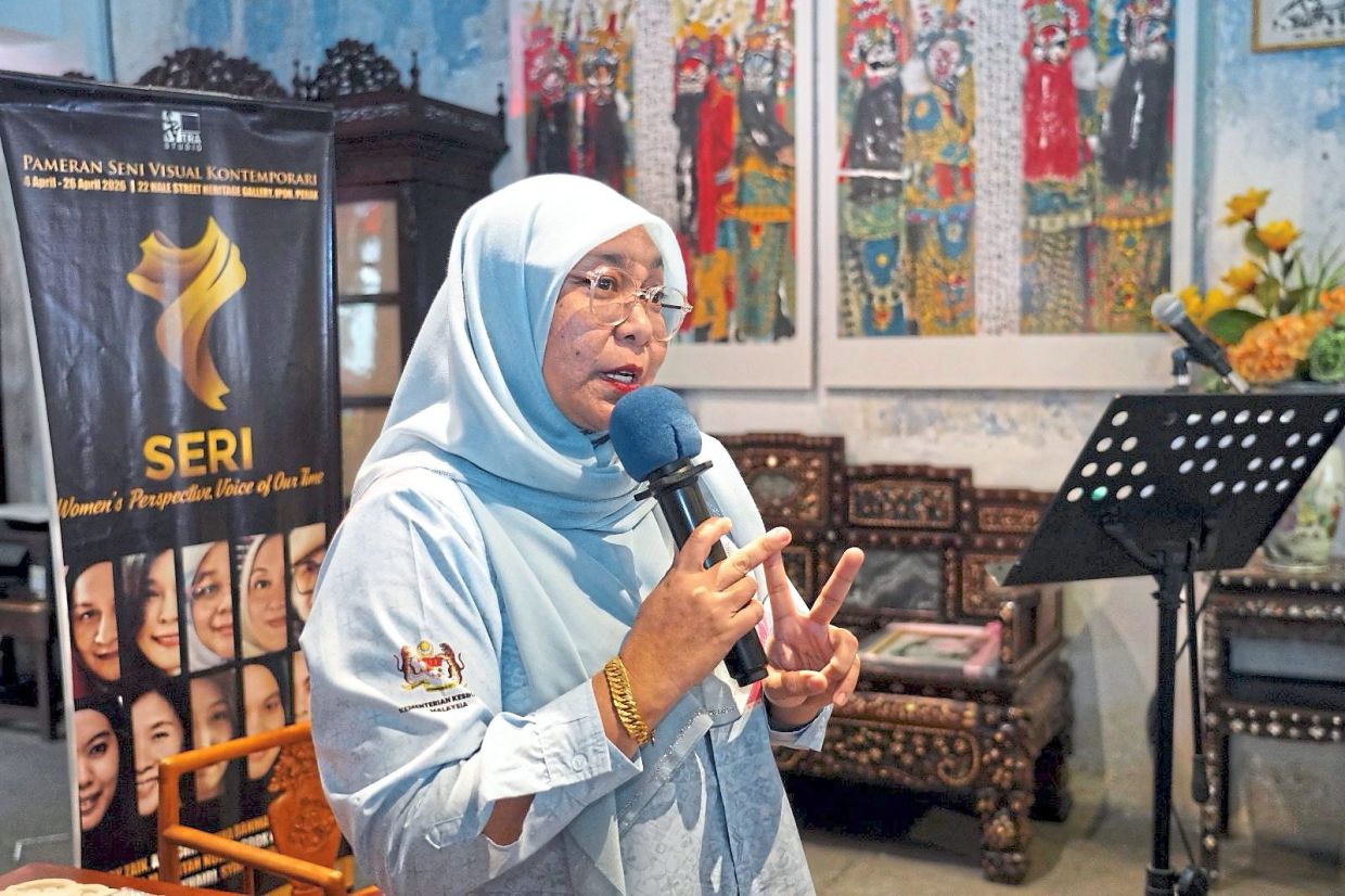 Rahilah talking about the role of art therapy in understanding emotions and behaviour.