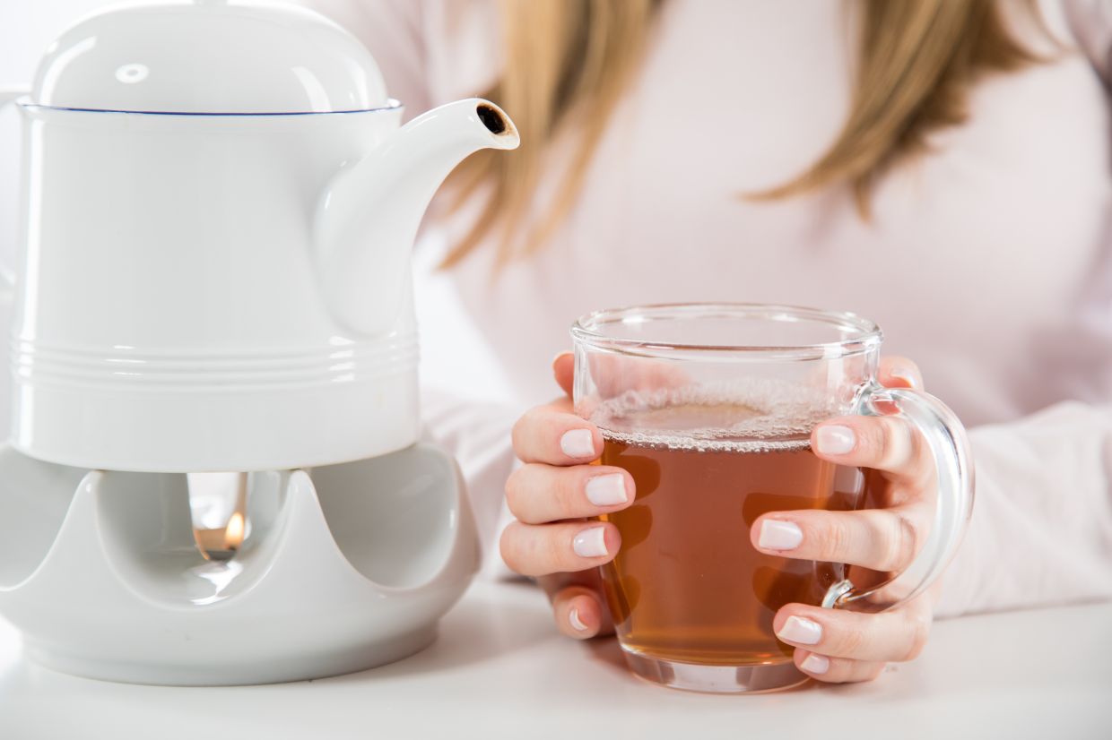 Also known as mashing, that means trying to extract the full flavour from the tea by pressing your tea bag, often vigorously, mostly with a teaspoon.