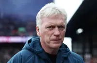 Soccer-Everton's Moyes wants to save former club West Ham by relegating Spurs