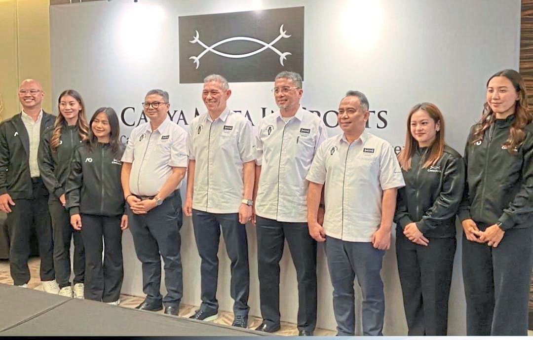 One for the album: Chaya Mata Group managing director Datuk Seri Sulaiman Abdul Rahman Taib (centre) posing with the cyclists and officials during the team launching ceremony.