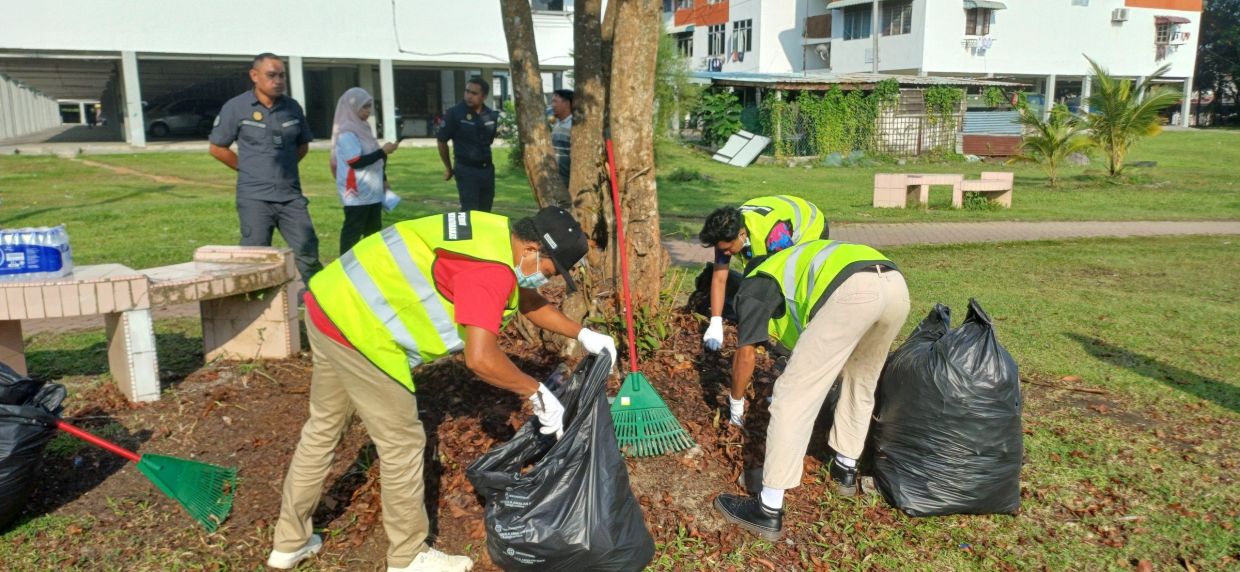 Offenders carrying out their community service at a recreational park in Kulai, Johor on Saturday (May 23) under the supervision of SWCorp enforcement officers.
