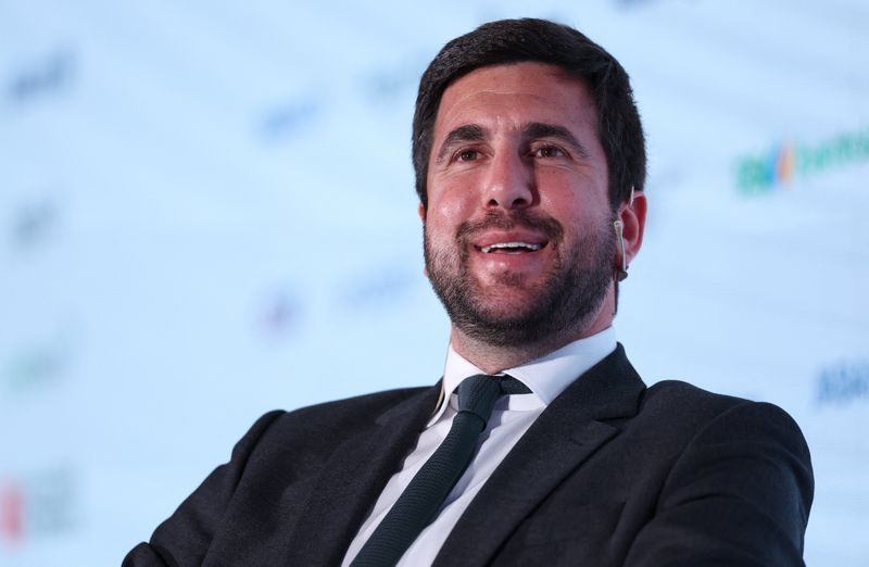 Soccer-Energy tycoon Riquelme confirms challenge for Real Madrid presidency