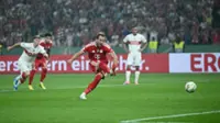 Soccer-Kane hat-trick hands Bayern German Cup victory and domestic double