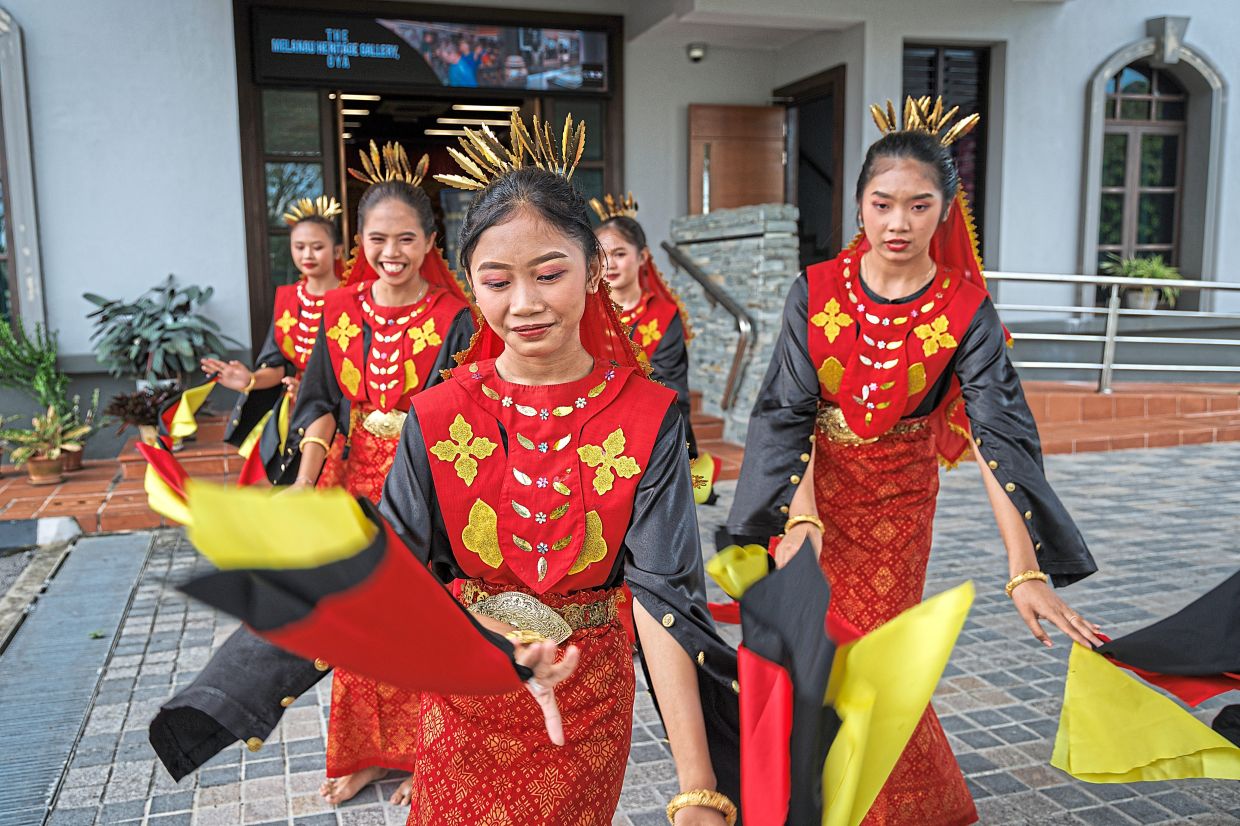 Opened in 2022, the gallery displays the culture and history of the Melanau, particularly those in Oya and Dalat.