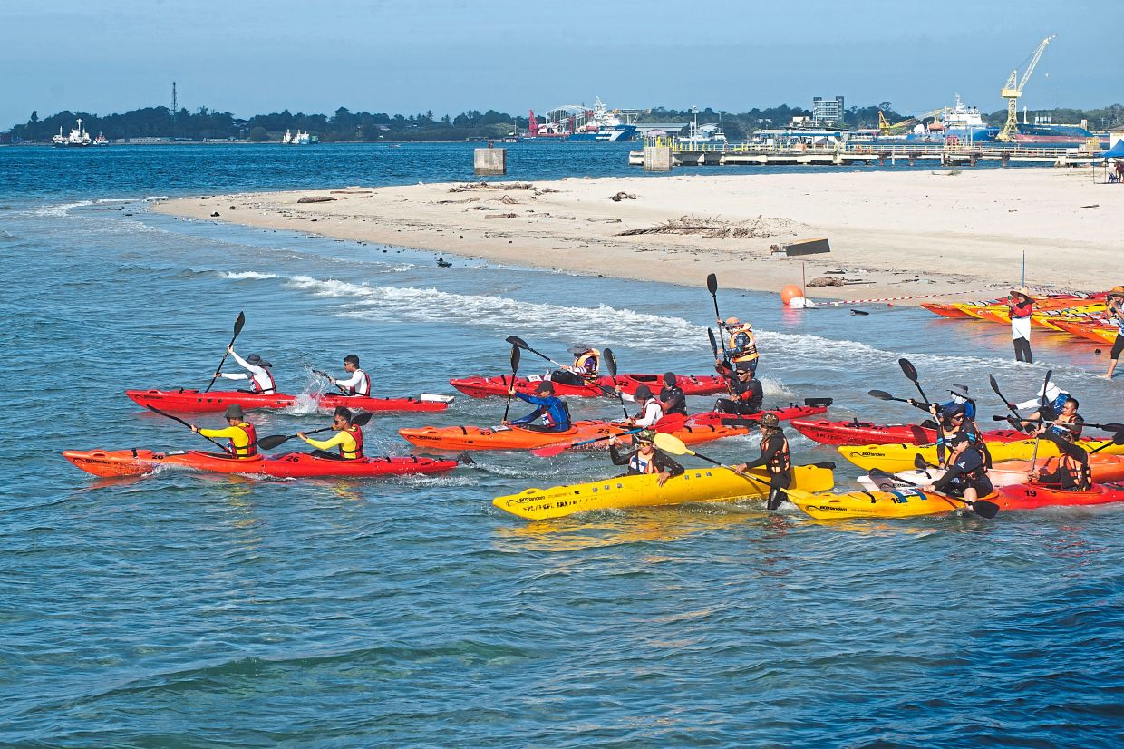 Participants in the Kayak Mini Marathon, a 7km race.