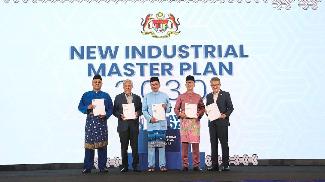 (From second left) Deputy Prime Minister Datuk Seri Dr Ahmad Zahid Hamidi, Anwar, then Miti Minister Tengku Datuk Seri Zafrul Abdul Aziz and officials at the launch of the New Industrial Master Plan 2030.