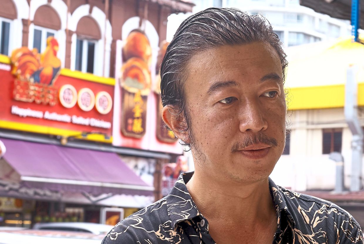 Sam: ‘He came quietly and even tried durian.’