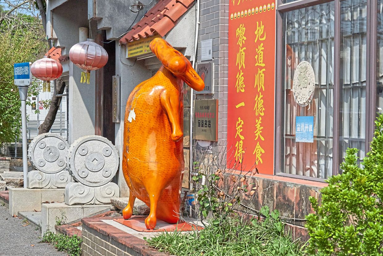 It’s pretty easy to find a roast goose restaurant in Shunde.