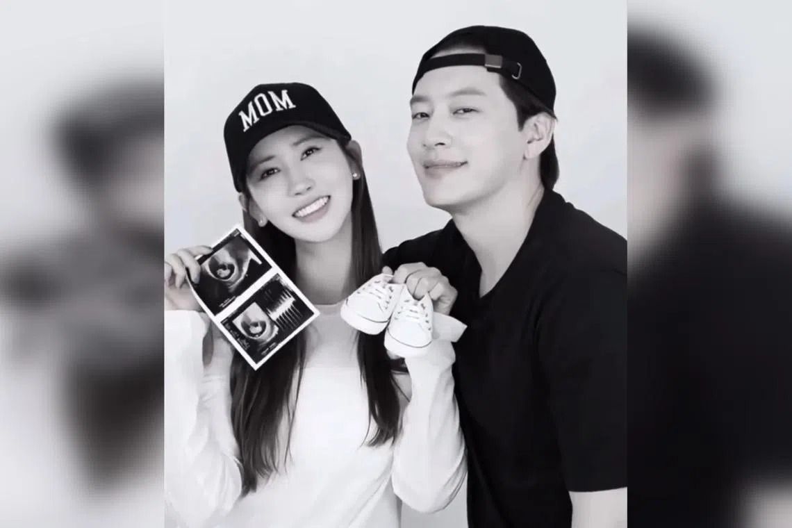 In the 20-second clip, Lee carried a pair of baby shoes and an ultrasound photo before Se7en revealed that he was wearing a cap with the word “Dad”.