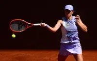 Tennis-Swiatek on one-way street to second round in Paris