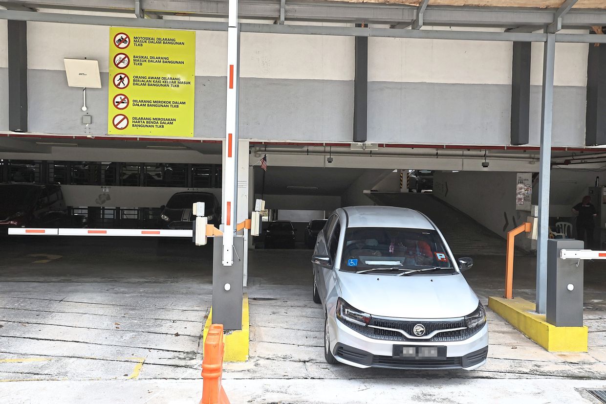 Access to the multi-storey carpark at PPR Taman Mulia in Bandar TunRazak is limited to residents via an access card.
