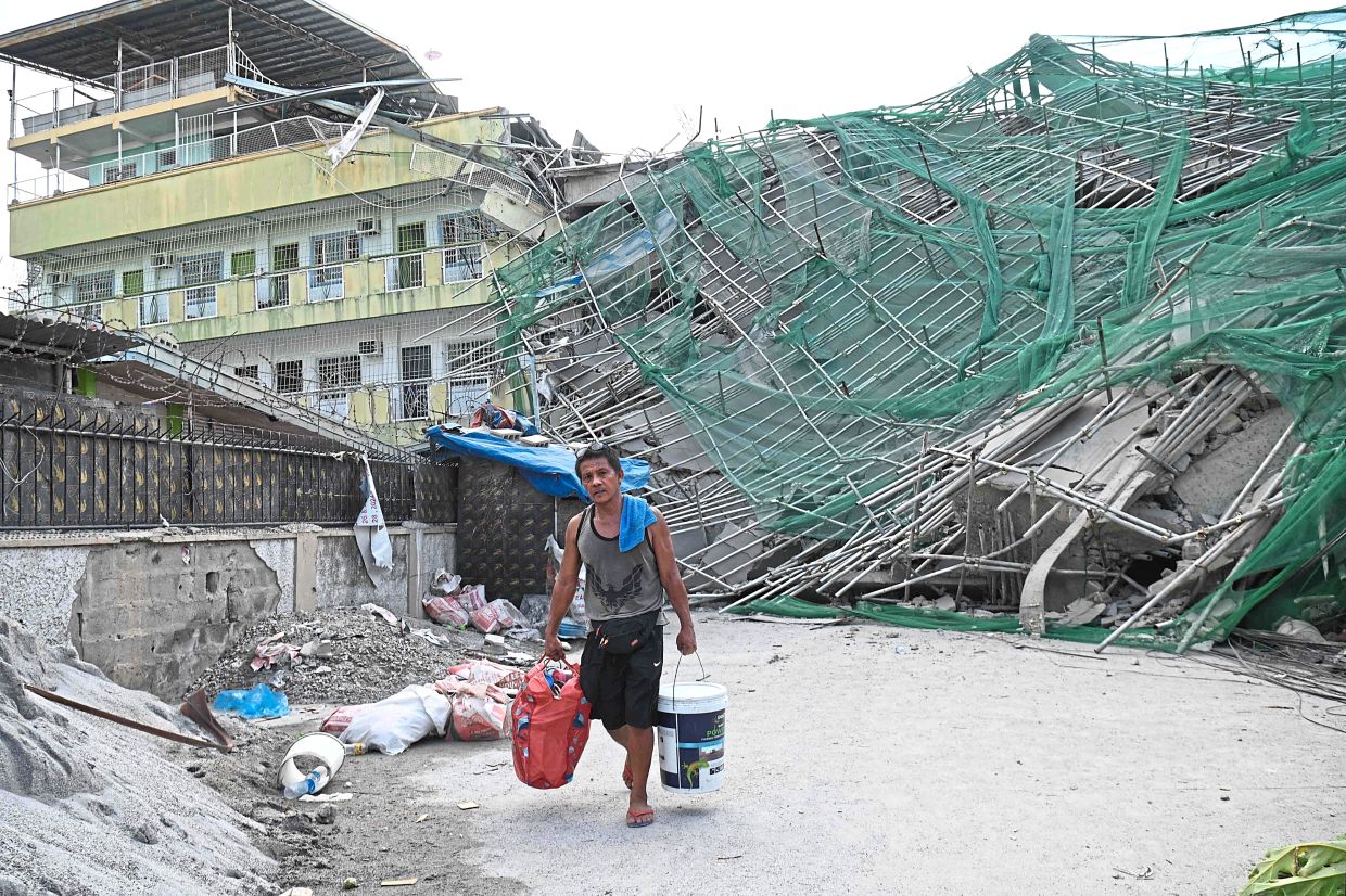 The death toll rose to four in the collapse of a building under construction near the Philippine capital, with more than a dozen people still believed missing, authorities said.