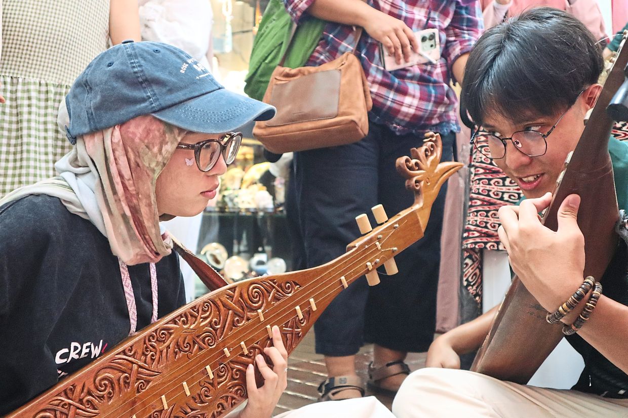 Visitors got a chance to experience the soothing sounds of the sape up close during the interactive sessions at the Borneo Native Festival. Photos: Yayasan Perpaduan Sarawak