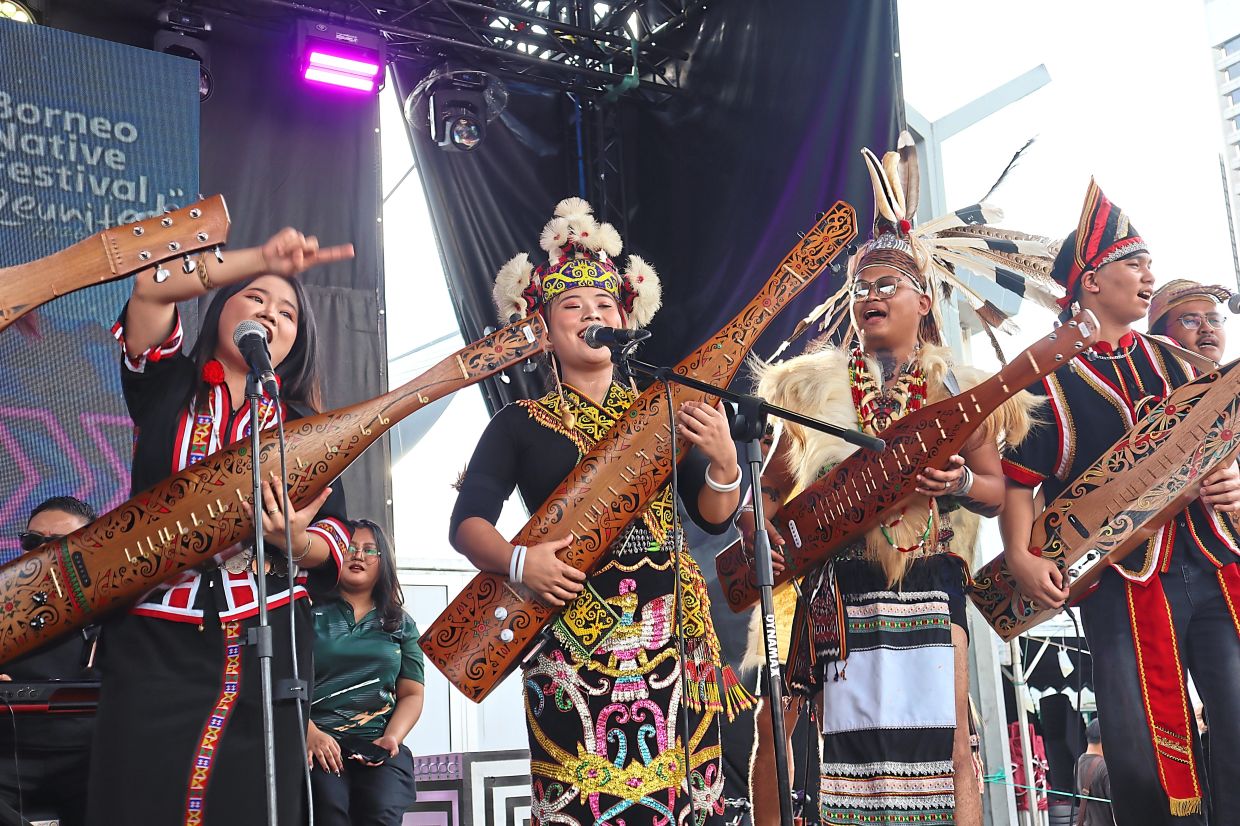 More women are embracing the sape, a positive sign for the preservation of the traditional instrument.
