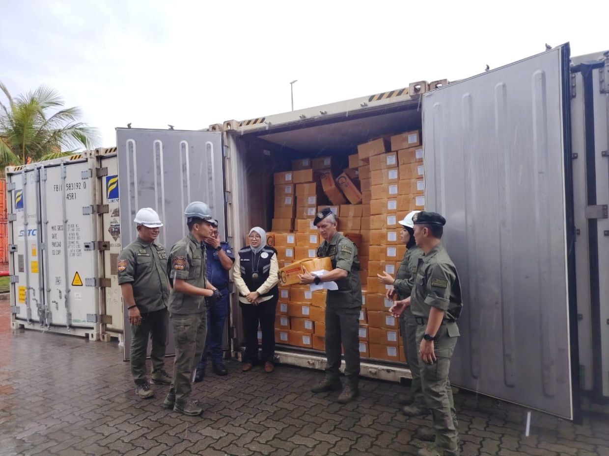 AKPS seizes 14 containers of frozen chicken in Sepanggar