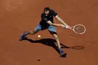 Tennis-Medvedev stunned by wildcard Walton in French Open first round